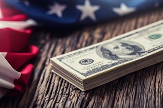 El dólar actúa como valor refugio.